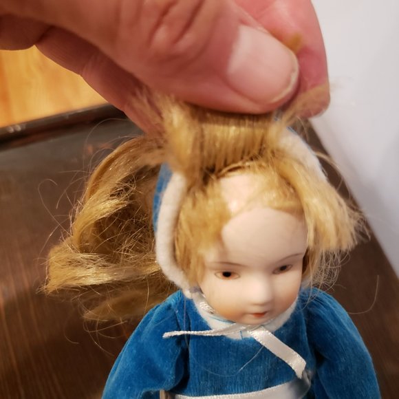 Porcelain Doll Russ Months To Remember January Blue Velvet Dress Bonnet Blonde - Picture 10 of 11